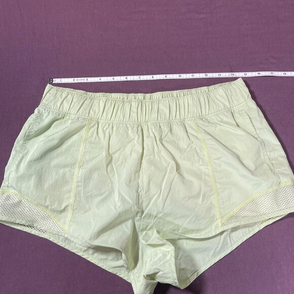 Offline by Aerie 2" running shorts in pale Yellow - Size Medium - Picture 6 of 9